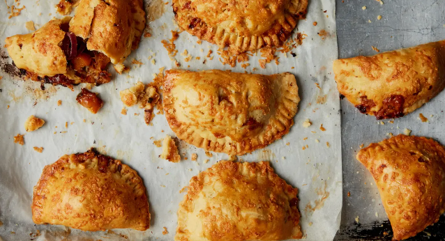 Empanadas De Carne Con Chile Rojo