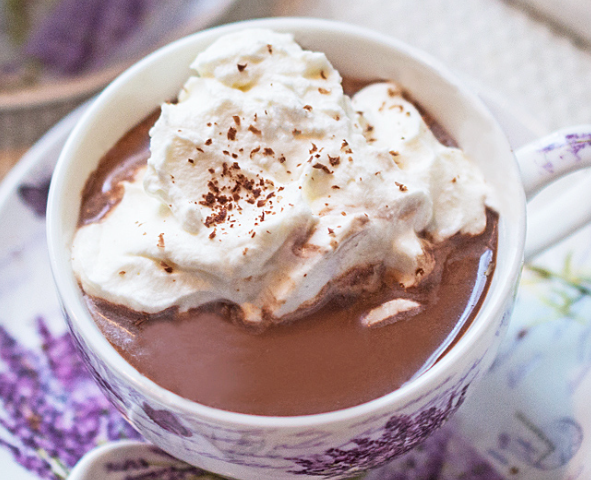 MEJOR RECETA DE CHOCOLATE CALIENTE DE LAVANDA CON CREMA