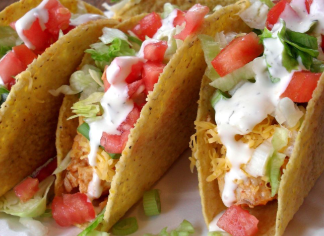 Tacos de pollo al chipotle con crema de chile verde